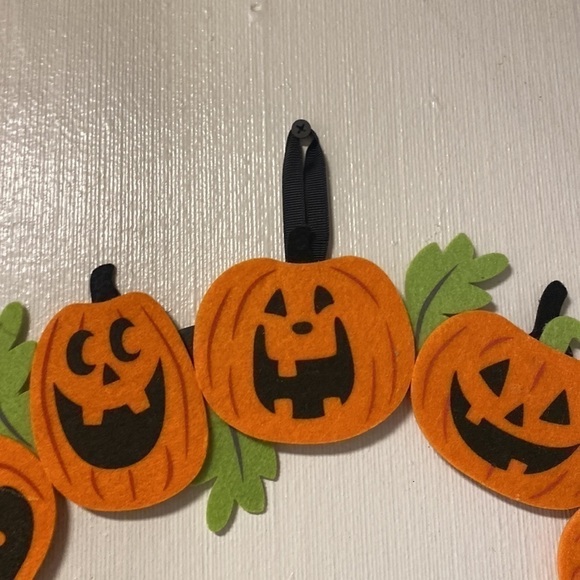 JACK O LANTERN FELT PUMPKIN WREATH - Picture 2 of 3